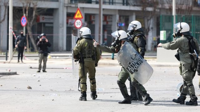 «Φρούριο» η Θεσσαλονίκη: Επί ποδός τα ΜΑΤ για τη ΔΕΘ – Πορείες και κλειστοί δρόμοι, τι ισχύει με Μετρό