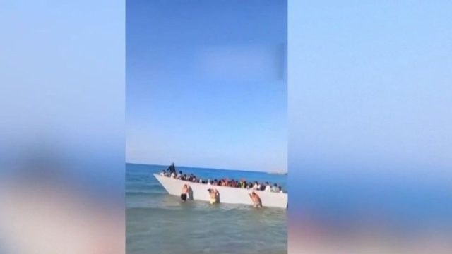 Σάλος στη Γαύδο: Λουόμενοι σπρώχνουν πίσω στη θάλασσα βάρκα με μετανάστες