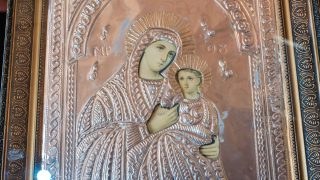 Αισχρό σκηνικό στον Χολαργό: Βανδάλισαν εικόνα της Παναγίας σε Δημοτικό της περιοχής
