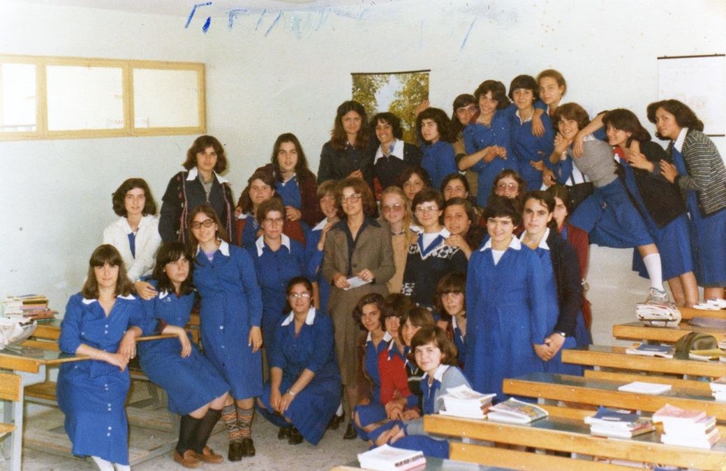 Σχολική ποδιά: Ο λόγος που καταργήθηκε – Μια ιστορική αναδρομή