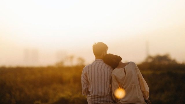 Από φίλος… σε κάτι παραπάνω: Τα σημάδια που φανερώνουν ότι μπορεί να σας βλέπει ρομαντικά