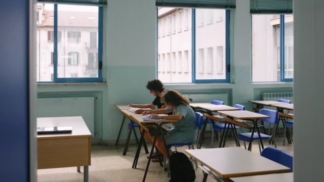 Πάτρα: Συνελήφθη καθηγητής για πορνογραφία ανηλίκων – Πήρε αγκαλιά μαθήτρια και της έδειχνε γυμνά τα παιδιά του