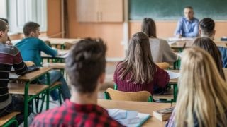 Σχολεία: Ο αγιασμός έγινε και… οι εκπαιδευτικοί αναζητούνται