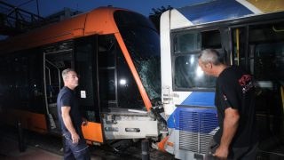 «Πέσαμε όλοι κάτω, σε κάποιους τρέχανε τα αίματα»: Συγκλονίζει μαρτυρία για τη σύγκρουση λεωφορείου με τραμ στον Πειραιά