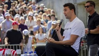 Τα τελευταία λόγια του Τσάρλι Κερκ πριν πέσει νεκρός: O Τραμπ τον χαρακτηρίζει για «μάρτυρα» και κατηγορεί την Αριστερά