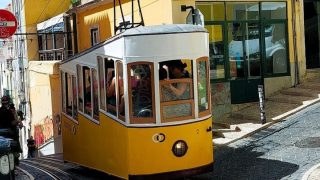 Το Γκλόρια «βάφτηκε» κόκκινο – Το χαρακτηριστικό κίτρινο τραμ της Λισαβόνας που σκόρπισε τον θάνατο