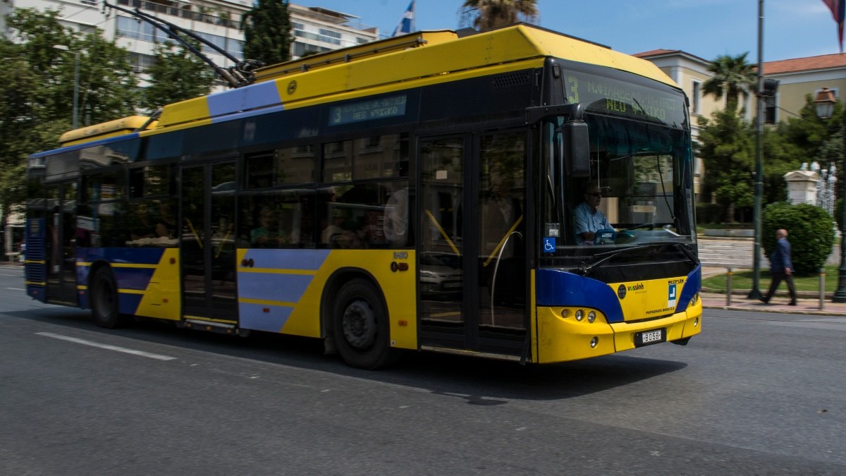 Άγριος ξυλοδαρμός οδηγού τρόλεϊ στον Πειραιά – Διαμαρτυρήθηκε επειδή ΙΧ του έκλεινε τον δρόμο