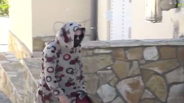 «Δεν έχω σχέση με αυτή τη γυναίκα»: «Σπάει» τη σιωπή του ο Αλβανός που όπως υποστηρίζει η 62χρονη έσκαψε το λάκκο όπου έθαψε τη μητέρα της