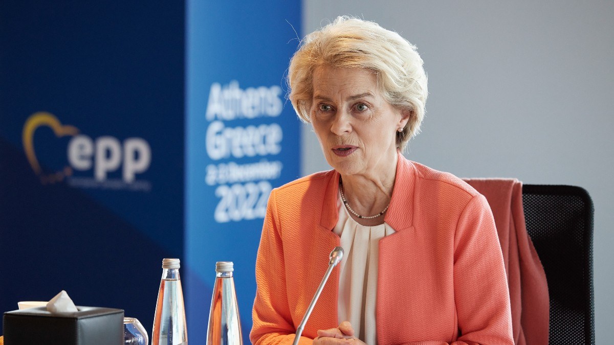 Συναγερμός για την φον ντερ Λάιεν: Ρωσική δολιοφθορά στο αεροπλάνο την ανάγκασε να προσγειωθεί… με χάρτες