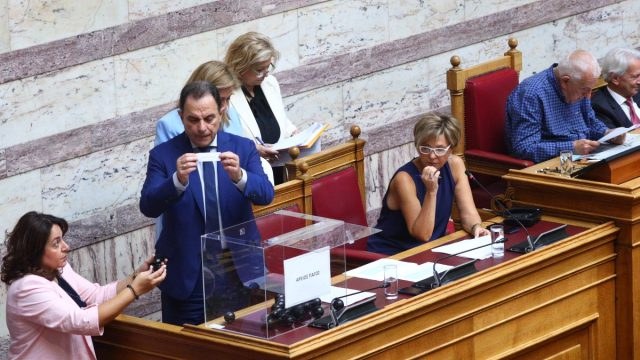 Βουλή: Κληρώθηκαν τα μέλη του Δικαστικού Συμβουλίου για τη δίωξη Καραμανλή στην υπόθεση των Τεμπών