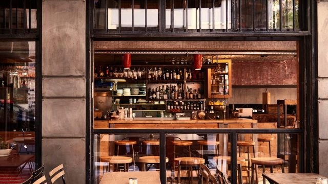 Από τα Εξάρχεια στο Σύνταγμα: Η ιστορία του Warehouse που άλλαξε τον χάρτη του κρασιού και του καφέ στην Αθήνα