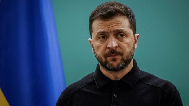 Το Κρεμλίνο απαντά στον Ζελένσκι μετά τον βομβαρδισμό στο Κίεβο – «Προσπαθεί να δείξει ότι είναι γενναίος στρατιώτης»