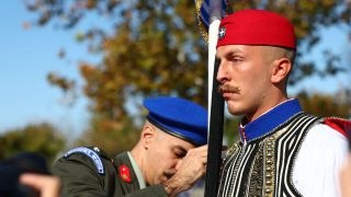 28η Οκτωβρίου: Το βλέμμα του Εύζωνα που προκάλεσε ρίγη συγκίνησης