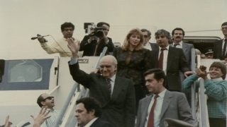 Σαν σήμερα, 22 Οκτωβρίου 1988: Ο Ανδρέας Παπανδρέου επιστρέφει από το Λονδίνο και τον… θάνατο, επισημοποιώντας τη σχέση του με την Δήμητρα Λιάνη