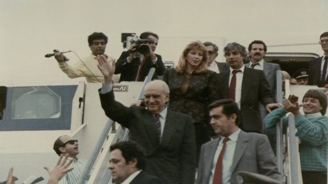 Σαν σήμερα, 22 Οκτωβρίου 1988: Ο Ανδρέας Παπανδρέου επιστρέφει από το Λονδίνο και τον… θάνατο, επισημοποιώντας τη σχέση του με την Δήμητρα Λιάνη