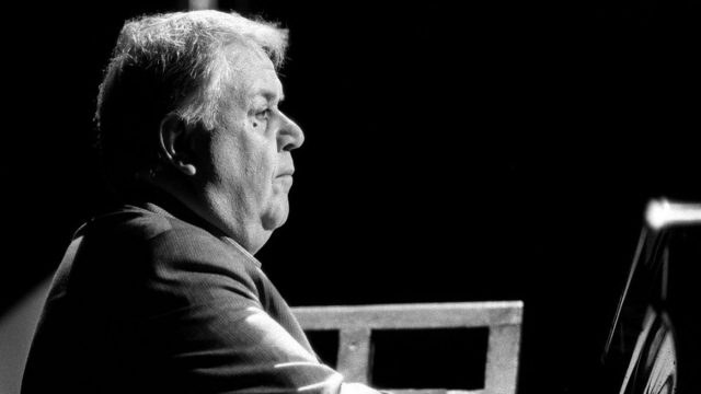 Από τον δρόμο των ονείρων στην ορχήστρα των χρωμάτων: 100 χρόνια Μάνος Χατζιδάκις – Ο συνθέτης που έσωσε το ρεμπέτικο και μεταμόρφωσε τον ελληνικό πολιτισμό