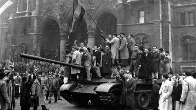 Σαν σήμερα, 23 Οκτωβρίου 1956: Η δεκαπενθήμερη άνοιξη της Ουγγαρίας – Πώς τα Σοβιετικά τανκς έπνιξαν στο αίμα την πρώτη προλεταριακή εξέγερση του Ψυχρού Πολέμου