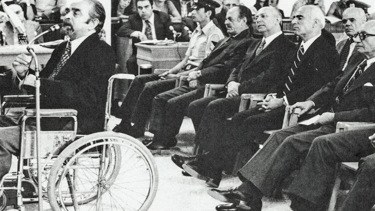 Σαν σήμερα, 23 Οκτωβρίου 1974: Το τέλος του μύθου της Χούντας – Η σύλληψη και ο εξορισμός των πρωταιτίων στην Κέα