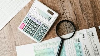 ΑΑΔΕ: Απλήρωτοι φόροι 5,7 δισ. ευρώ στο 8μηνο – Πάνω από 4.000.000 Έλληνες χρωστούν