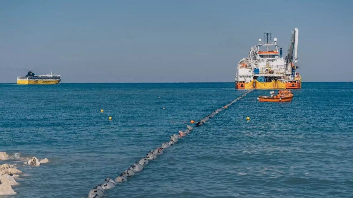 Ηλεκτρική διασύνδεση Ελλάδας – Κύπρου: Ο ΑΔΜΗΕ διαψεύδει ότι υπέβαλε ένσταση στη ΡΑΕΚ και ζητά αποζημίωση – Σύσκεψη στο Μέγαρο Μαξίμου