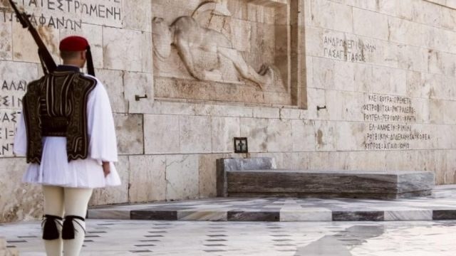 Μνημείο Αγνώστου Στρατιώτη: Η «σιωπή» του Δένδια και η παρέλαση της 28ης Οκτωβρίου – Τι θα γίνει με τα ονόματα των 57 θυμάτων των Τεμπών