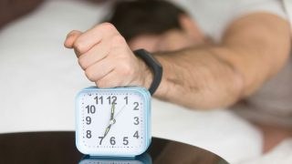Αλλάζει η ώρα την Κυριακή (26/10) – Κερδίζουμε ή χάνουμε ύπνο;