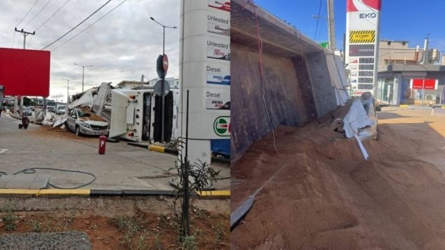 Ανετράπη νταλίκα στη Βάρη: Μετέφερε σακιά με χώμα και έπεσε πάνω σε ΙΧ