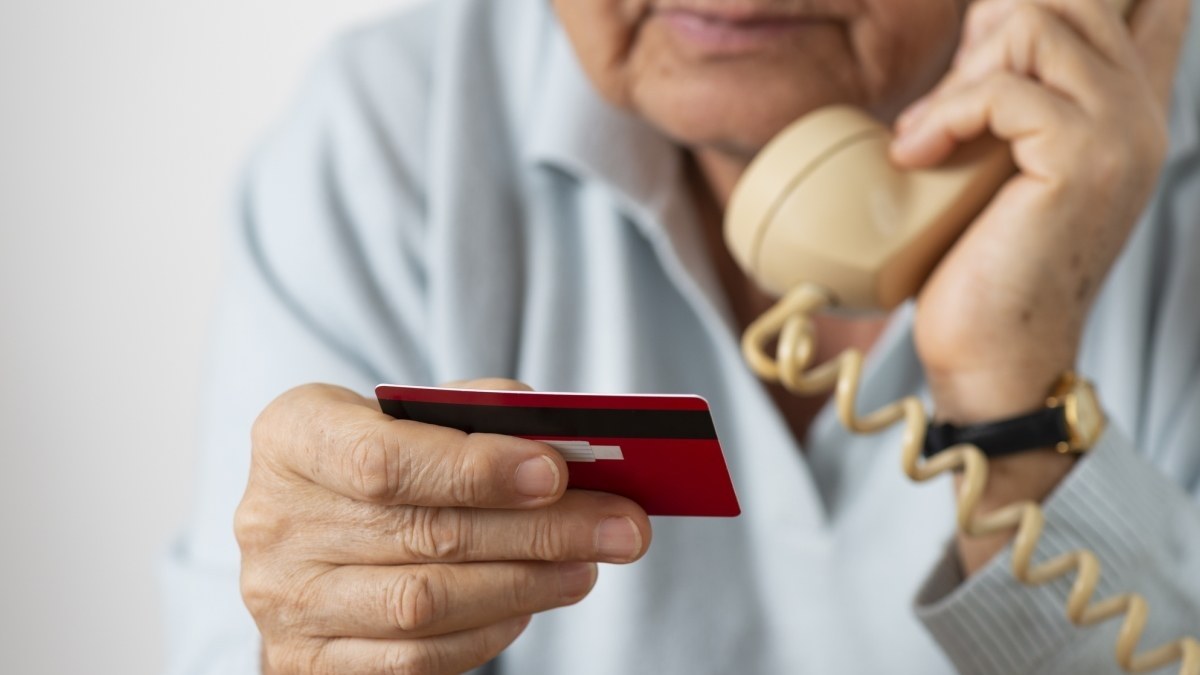 Απατεώνες έκλεψαν 60χρονο επενδυτή μέσω… AI – Πώς του «έφαγαν» 105.000 ευρώ