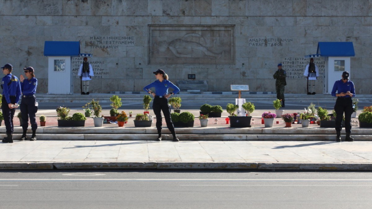 Ισχυρή η αστυνομική παρουσία στο Σύνταγμα – Οι εξέδρες των επισήμων δεξιά και αριστερά από τα ονόματα των 57 θυμάτων των Τεμπών