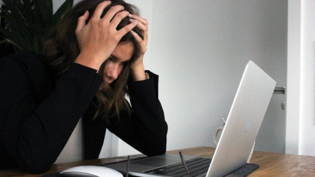 Τι πραγματικά τραύμα μπορεί να κρύβεται πίσω από ένα burnout