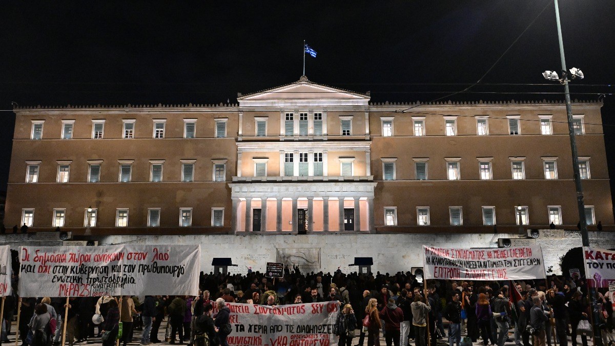 Οργή λαού έξω από τη Βουλή: «Η πλατεία Συντάγματος να μείνει ελεύθερη»