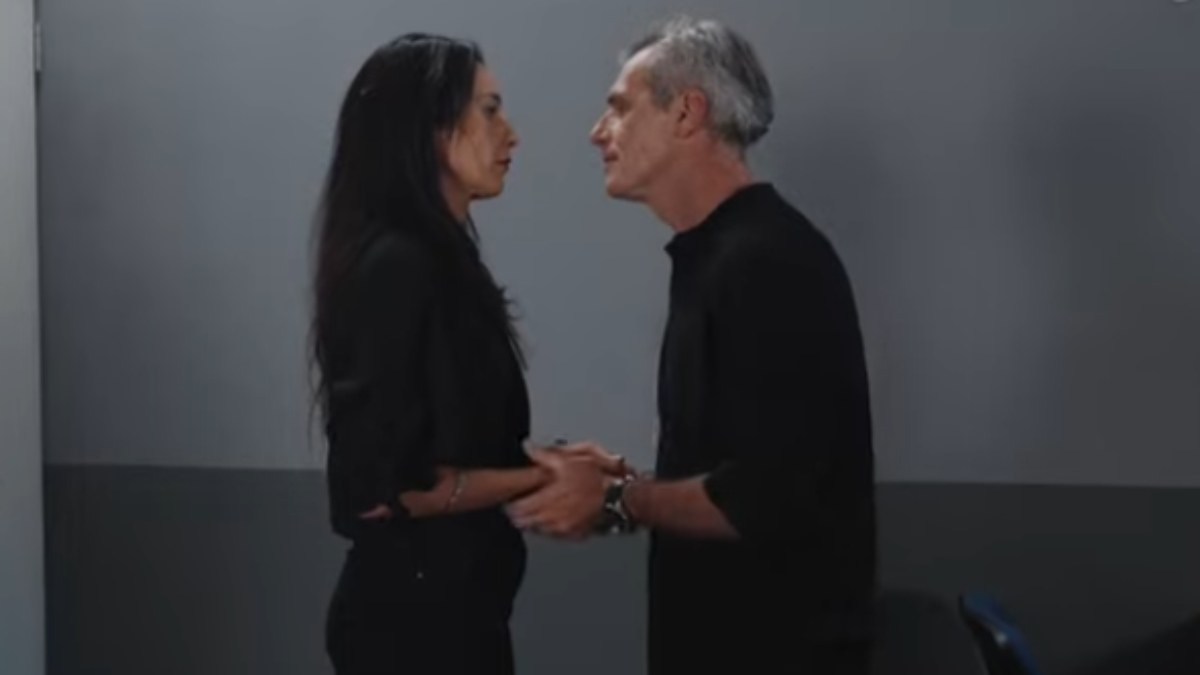 Η Γη της Ελιάς (8/10): Τα πάνω κάτω στη Μάνη – «Ο άντρας σου σε κερατώνει, να και οι αποδείξεις»