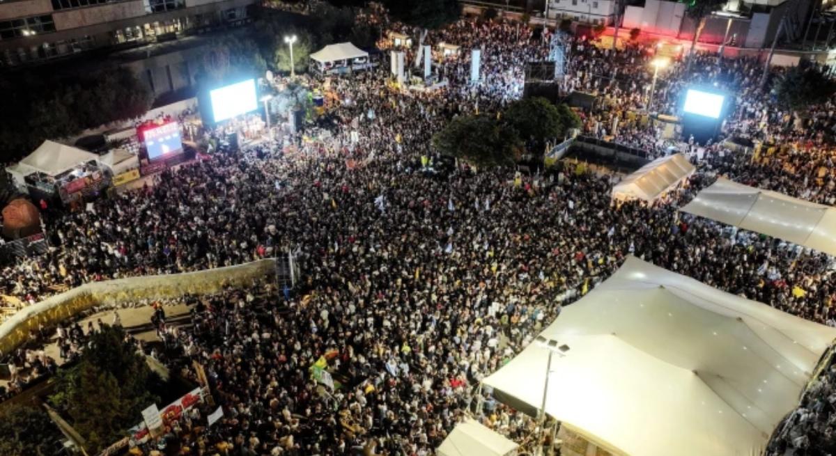Χιλιάδες άνθρωποι στο Τελ Αβίβ: Συγκίνηση στην τελευταία συγκέντρωση των συγγενών των ομήρων πριν την απελευθέρωσή τους από τη Χαμάς