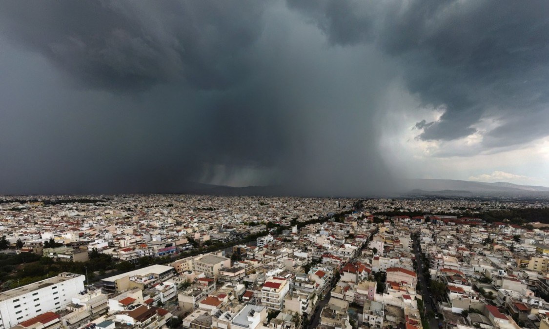 Καιρός σήμερα (8/10): Υποχωρούν τα έντονα φαινόμενα, εμμένουν οι καταιγίδες στα νοτιοανατολικά – Η πρόγνωση από Αρνιακό και Σούζη