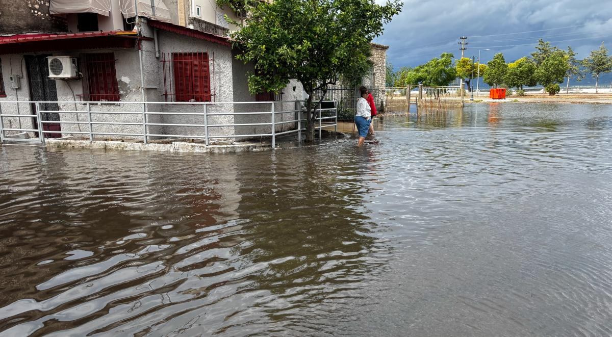 «Σαρώνει» η κακοκαιρία: Λίμνη έγινε το Αιτωλικό – Το νερό ενός μήνα έπεσε στην Αττική