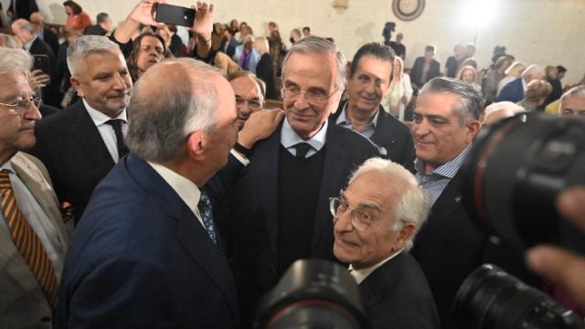 Παρέμβαση Καραμανλή με μήνυμα για κρίση θεσμών – Η παρουσία Σαμαρά και η θερμή χειραψία