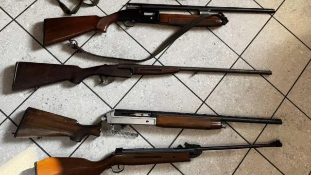 Σοκ στην Ελευσίνα: Οπλοστάσιο έκρυβε στο σπίτι του 17χρονος που απείλησε μαθητή με πιστόλι