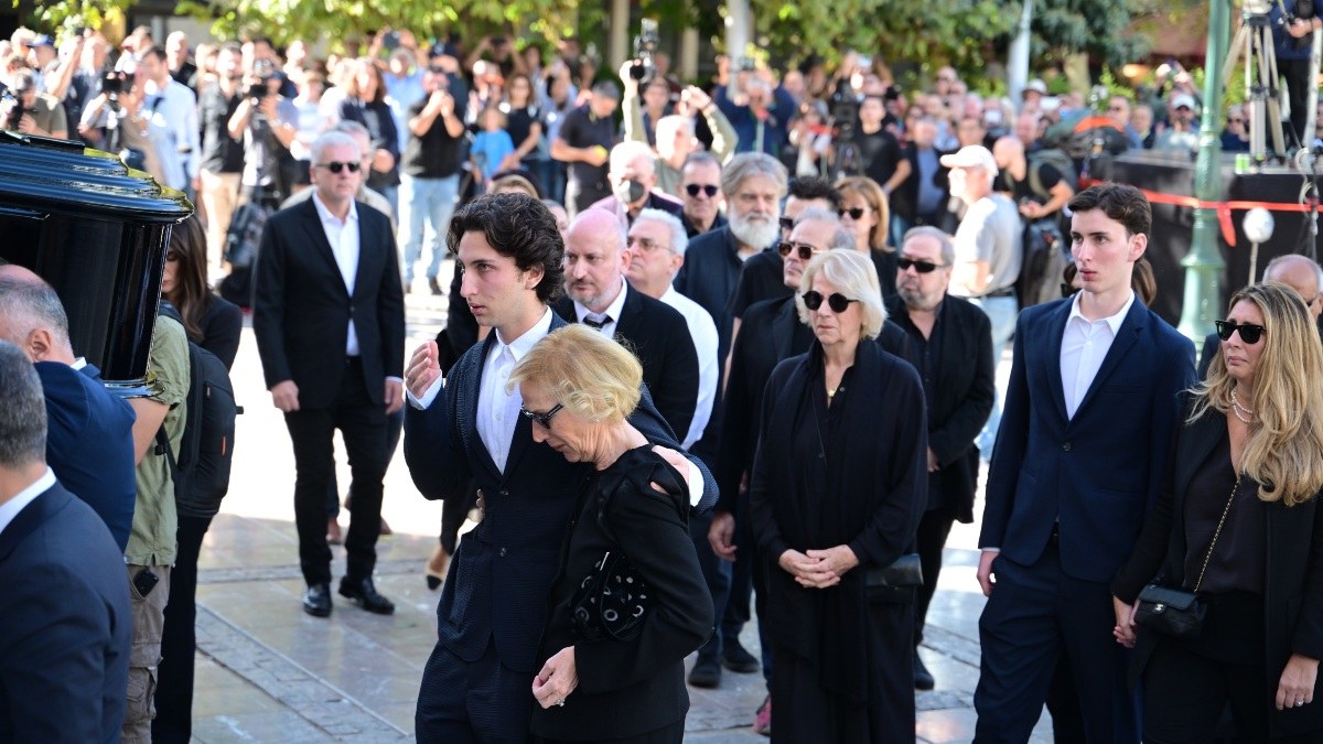 Κηδεία Διονύση Σαββόπουλου: Συντετριμμένη η σύζυγός του, δακρυσμένα τα εγγόνια του