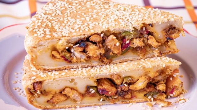 Πανεύκολη κοτόπιτα με αφράτη ζύμη και ζουμερή γέμιση: Η συνταγή της Ντίνας Νικολάου για κάθε ώρα της ημέρας