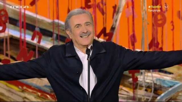 Λάκης Λαζόπουλος: Επέστρεψε με τραγούδι Σαββόπουλου και «καρφιά» για Μητσοτάκη και ΟΠΕΚΕΠΕ