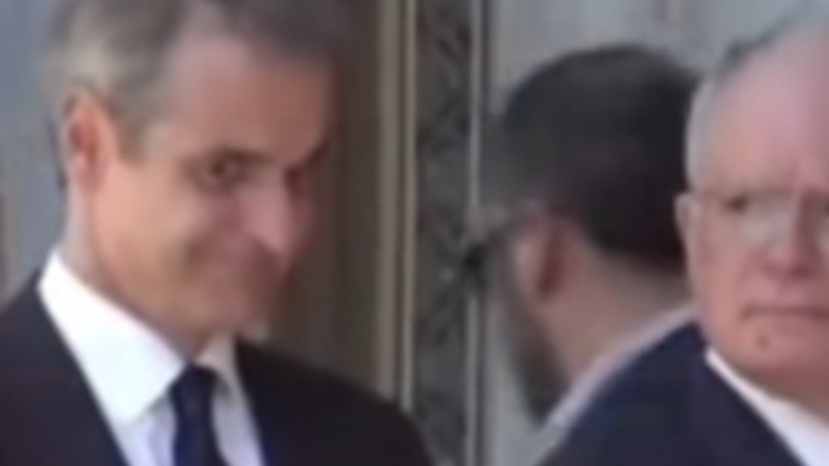 Ο Δένδιας αγνόησε απροκάλυπτα τον Μητσοτάκη στην κηδεία του Σαββόπουλου – Η άβολη στιγμή