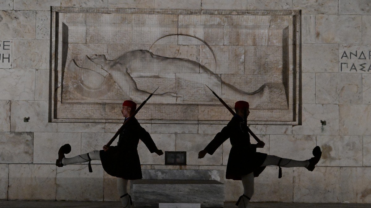 Υπερψηφίστηκε η τροπολογία για τον Άγνωστο Στρατιώτη που απαγορεύει τις διαδηλώσεις μπροστά στη Βουλή