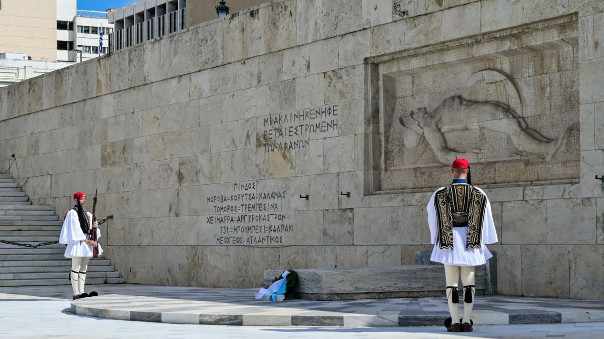 Μνημείο Αγνώστου Στρατιώτη: «Όχι άλλες διαμαρτυρίες» το μήνυμα της κυβέρνησης – Η παρέμβαση Μητσοτάκη και Τασούλα