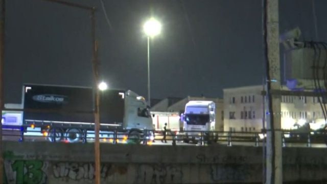 Παράλυση στον Κηφισό από δύο τροχαία: Νταλίκα έπεσε σε μπάρες στη Λένορμαν – Καραμπόλα 3 ΙΧ στα ΚΤΕΛ