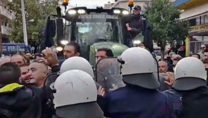 Οργισμένοι αγρότες έσπασαν τον «κλοιό» της αστυνομίας και περικύκλωσαν τον Κώστα Τσιάρα