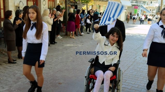 Συγκίνηση στις Θεσπιές: Παρέλασε η μικρή Αλεξία 6 χρόνια μετά τον τραυματισμό της από αδέσποτη σφαίρα