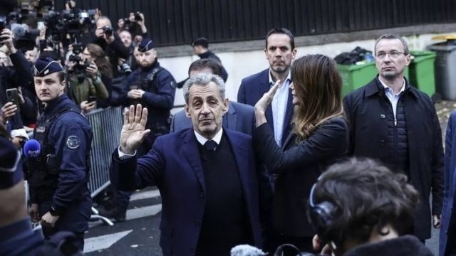 «Καλώς ήρθες, Σαρκοζί!» –  Φρενίτιδα στα κελιά για τον πρώτο ηγέτη της ΕΕ που φυλακίζεται