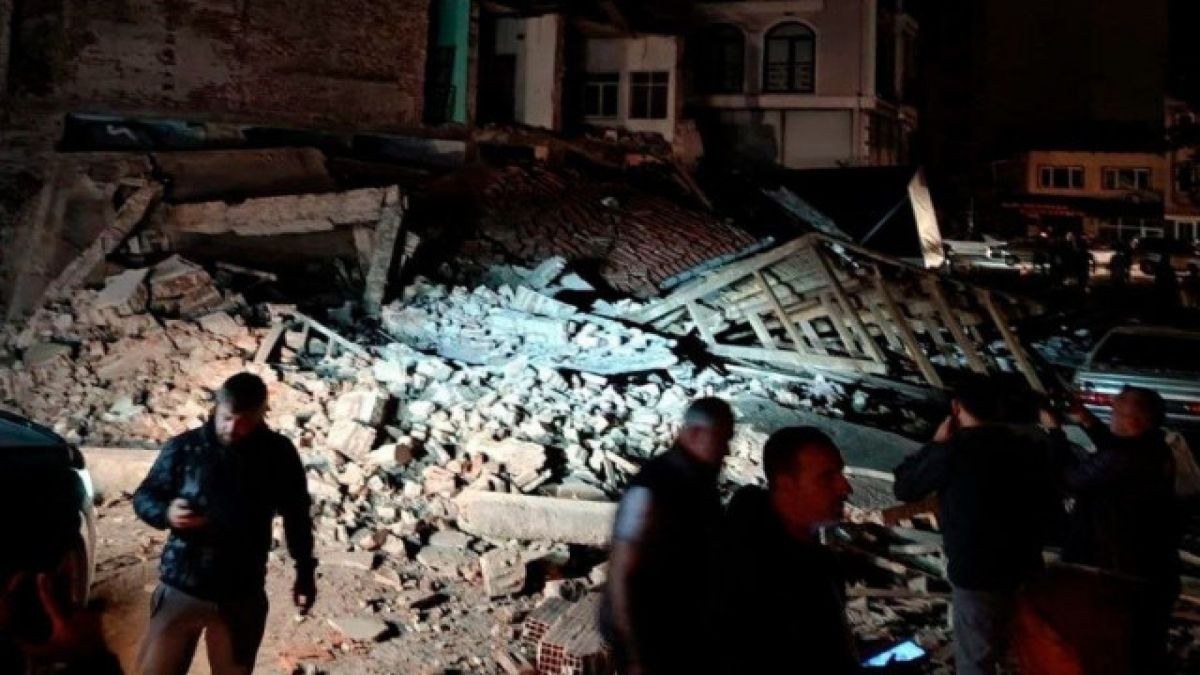 Πανικός στην Τουρκία μετά τον σεισμό των 6,1 Ρίχτερ: 330 μετασεισμοί και 26 τραυματίες