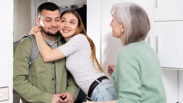 Δεν τα πας καλά με την πεθερά σου; Οι δύο βασικοί λόγοι και πώς μπορείς να το αλλάξεις