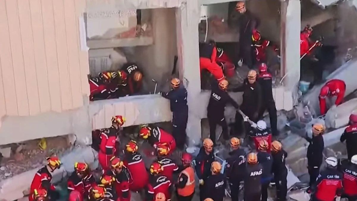 Μεγάλη επιχείρηση διάσωσης μετά την κατάρρευση του κτιρίου στην Κωνσταντινούπολη – Ακούγονται φωνές κάτω από τα συντρίμμια